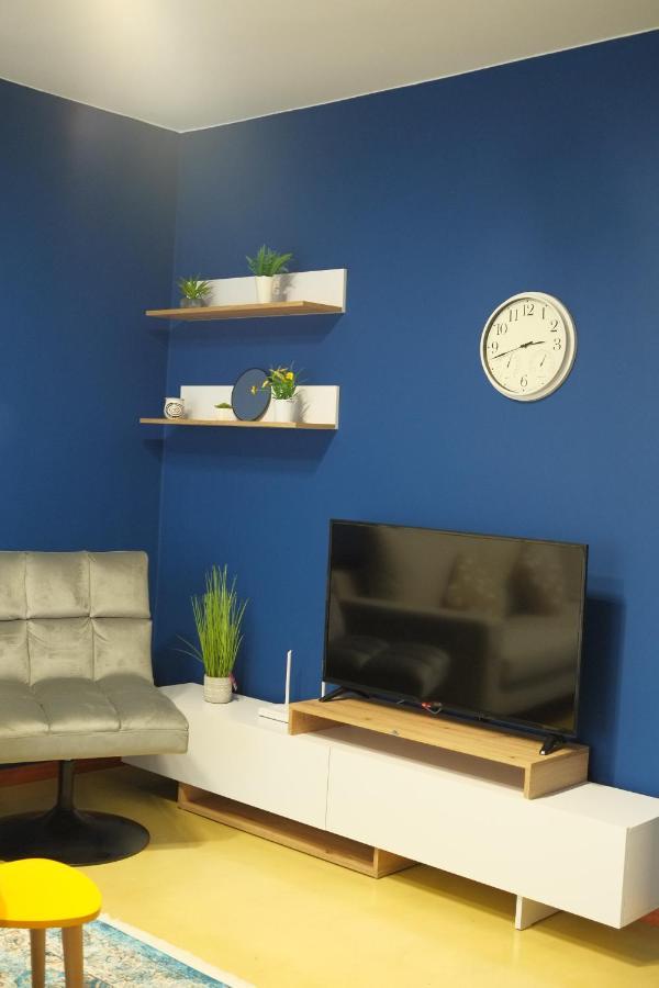 Oak Street Apartment *